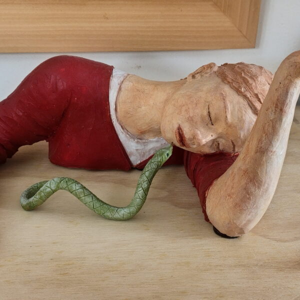 Figura con serpente
