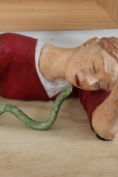 Figura con serpente